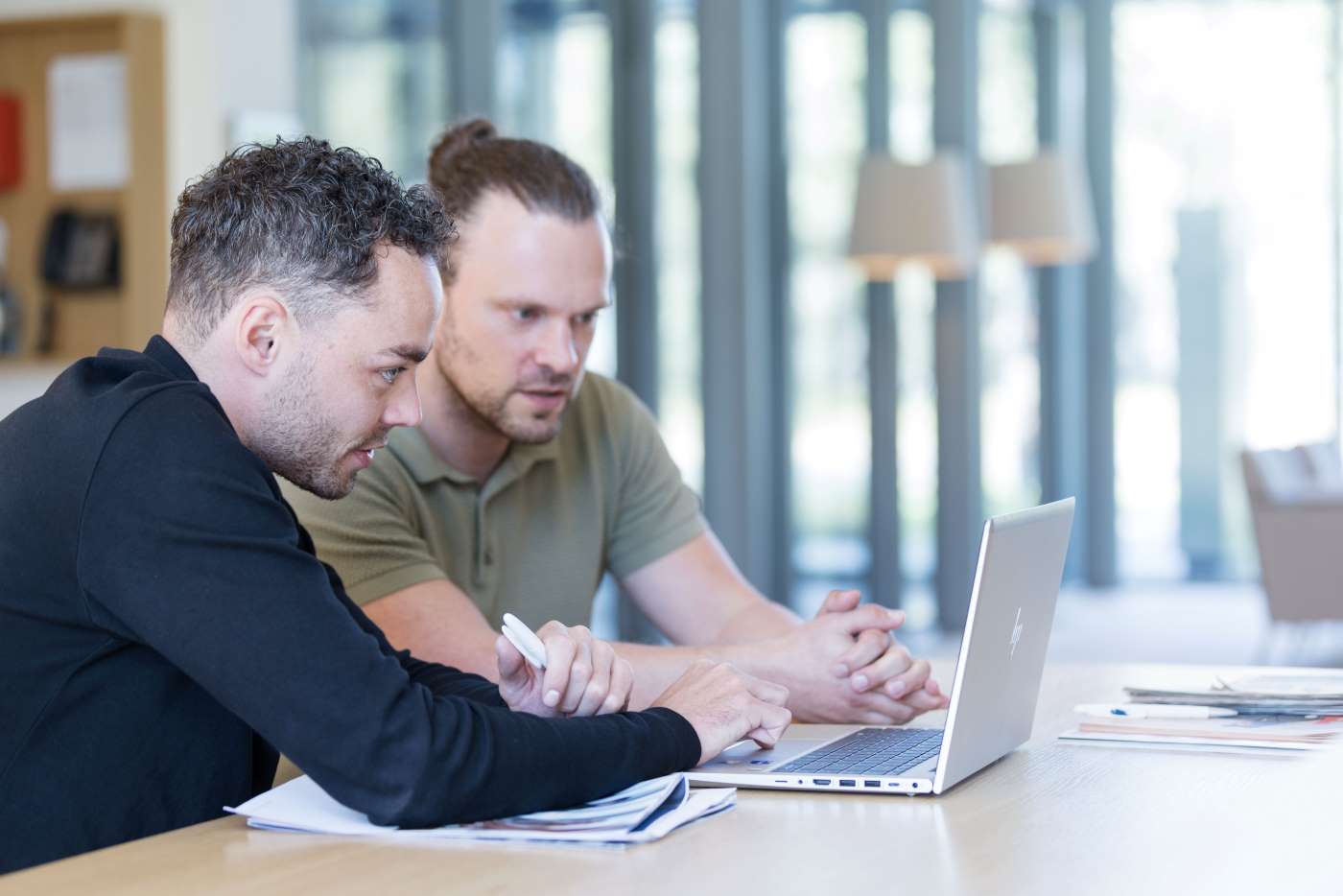 Collega's die samenwerken op de laptop