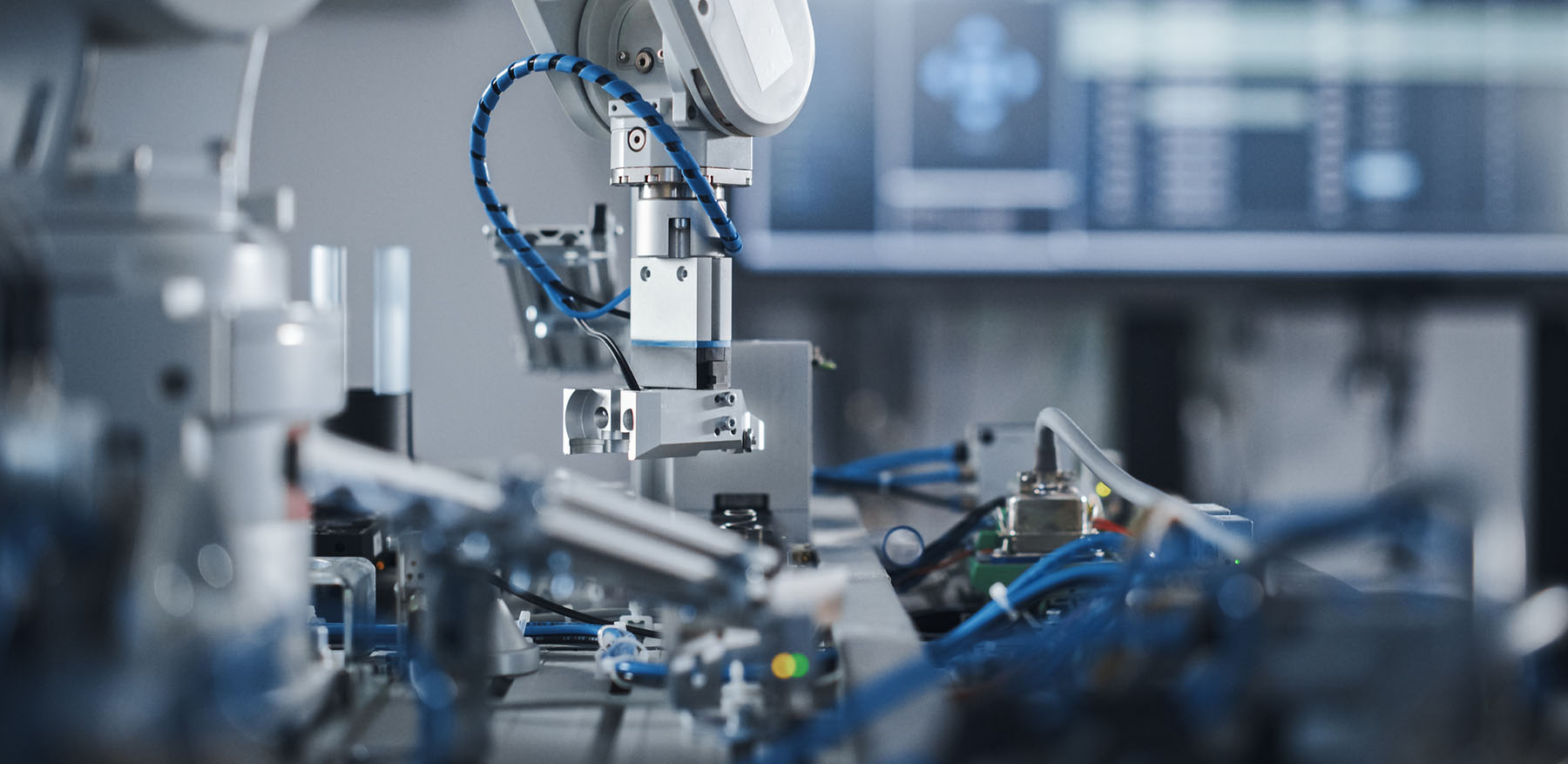 Forschungszulage für produzierende Unternehmen – Roboterarm in der Fertigung